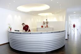 Empfangsbereich der Praxis für Mund-, Kiefer- und Gesichtschirurgie in Braunschweig